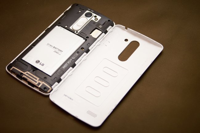 LG L Bello: Leider hat man sich hier die NFC-Spule gespart, Speicher- und SIM-Karte nutzen einen gemeinsamen Schacht